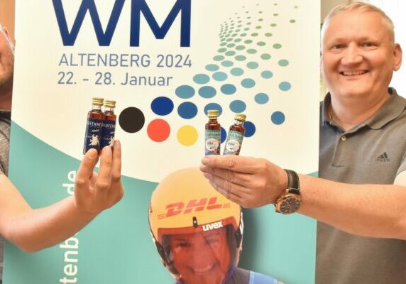 Altenbergs Bürgermeister Markus Wiesenberg (li.) und Bobbahnchef Jens Morgenstern präsentieren den Kufenheizer zur Rodel-WM 2024 in Altenberg 
Foto: Egbert Kamprath
